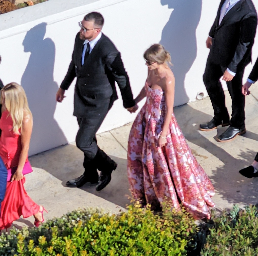 Taylor Swift flashes wedding ring 1 week after marrying Travis Kelce